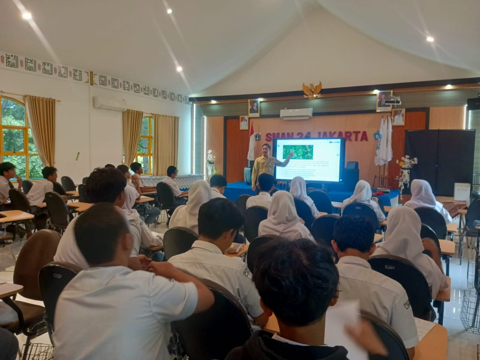 Pemanfaatan Interactive Flat Panel untuk Pembelajaran Interaktif di SMAN 24 Jakarta